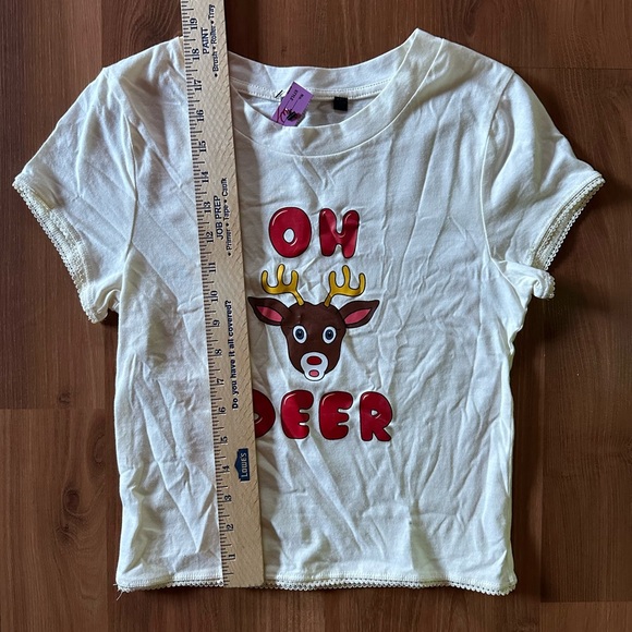 ๐ Oh Deer ๐ฆ Christmas t-shirt size small - Picture 3 of 5